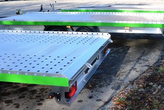 Nahaufnahme der Ladeflächen mehrerer Anhänger von Docked auf einem Parkplatz