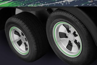 Nahaufnahme der Reifen des Anhängers mit einem grün lackiertem Ring auf den Felgen